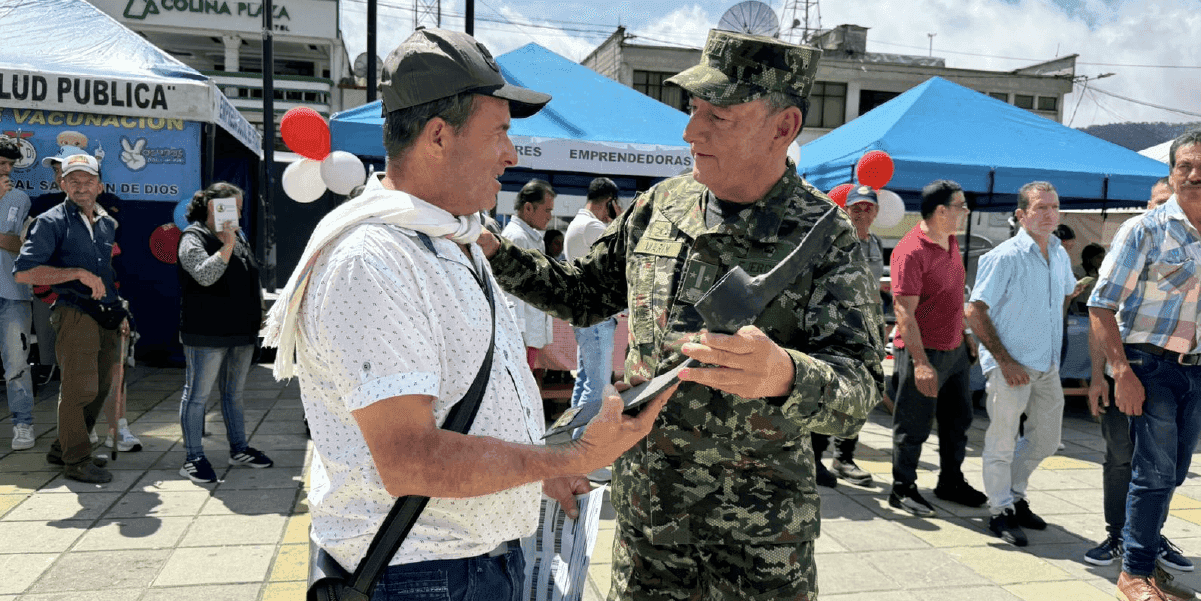 Apoyamos a nuestro Ejército Nacional.